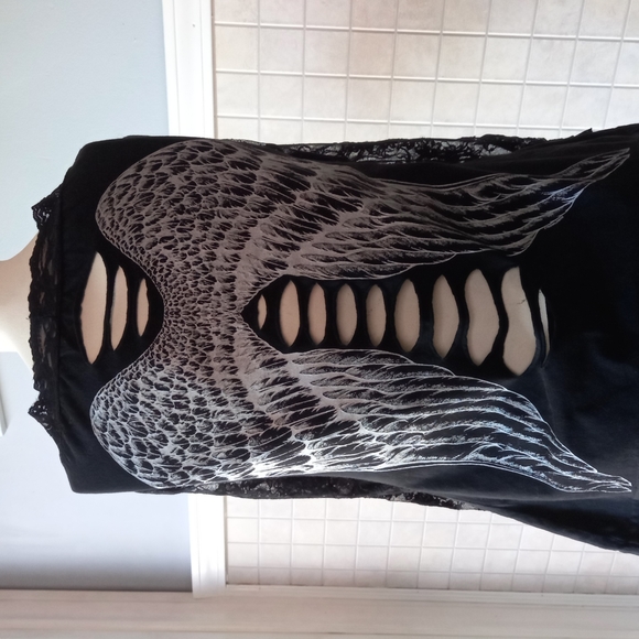 Black shirt with wings with open slots in back - Picture 1 of 5